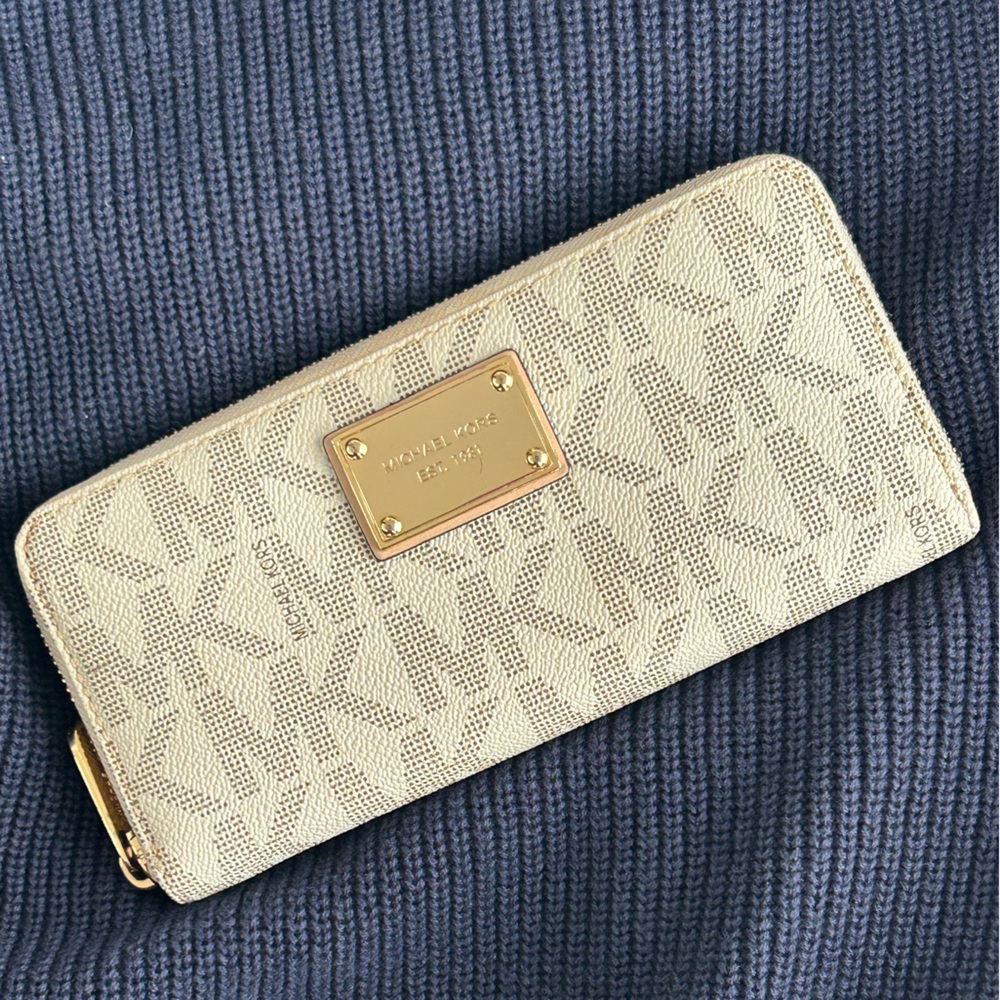 Michael Kors Cream Wallet Classic Design Zip-Around
